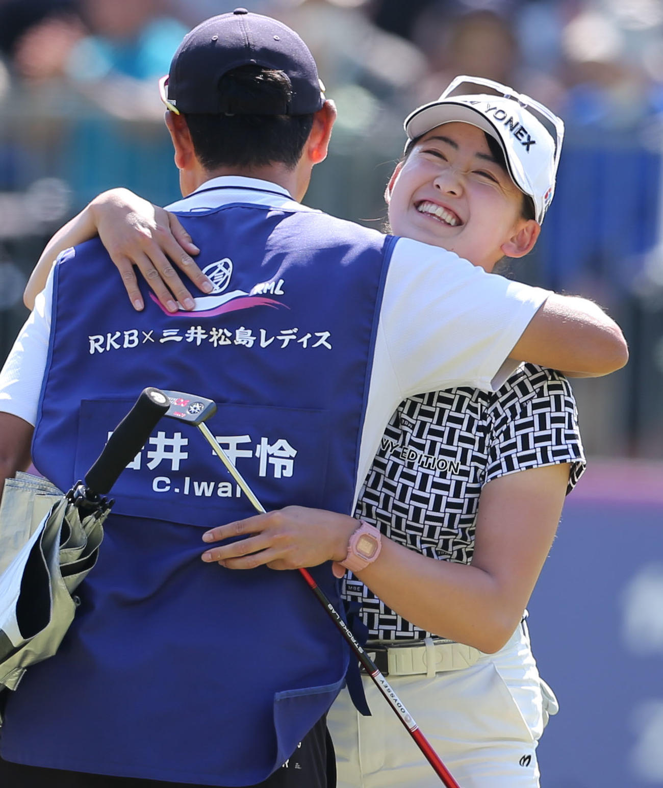 最終日　優勝した岩井千はキャディーと笑顔でハグを交わす（撮影・冨田成美）