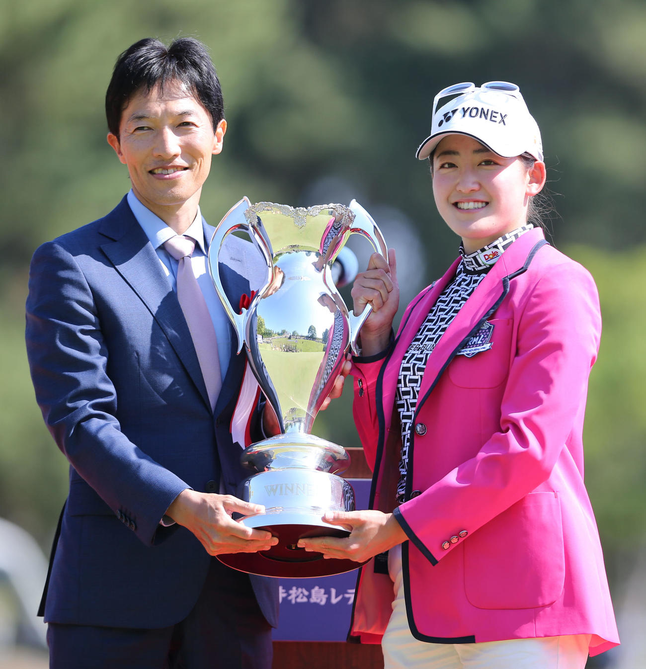 最終日　優勝した岩井千はトロフィーを手に笑顔を見せる（撮影・冨田成美）