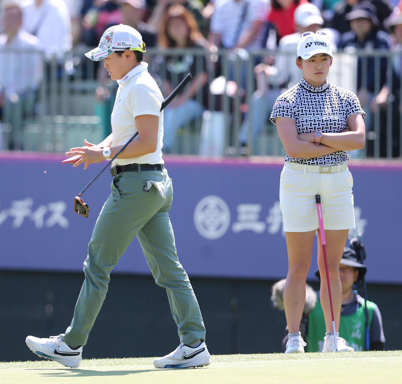 最終日　姉の岩井明(左)と共にプレーオフで戦う岩井千（撮影・冨田成美）