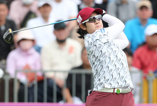 1番、川岸はティーショットを放つ（撮影・冨田成美）