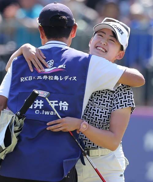 最終日　優勝した岩井千はキャディーと笑顔でハグを交わす（撮影・冨田成美）