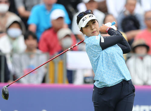 1番、青木はティーショットを放ち笑顔を見せる（撮影・冨田成美）