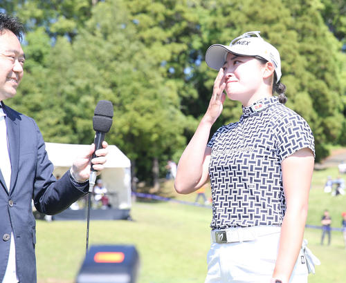最終日　優勝インタビューで涙をぬぐう岩井千（撮影・冨田成美）
