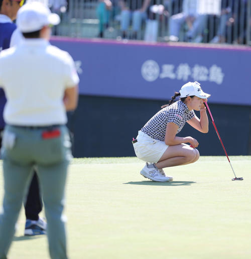 最終日　姉の岩井明(左)と共にプレーオフで戦う岩井千（撮影・冨田成美）