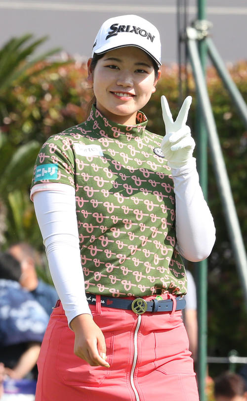 1番、カメラにピースサインする櫻井（撮影・冨田成美）