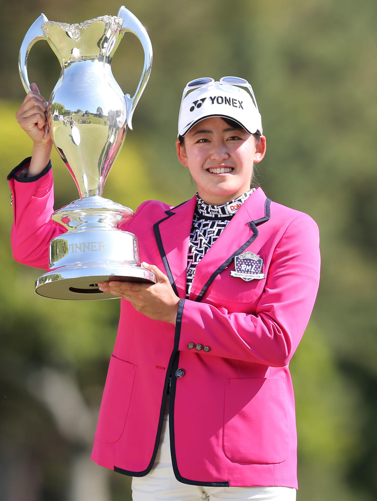優勝した岩井千はトロフィーを手に笑顔を見せる（撮影・冨田成美）
