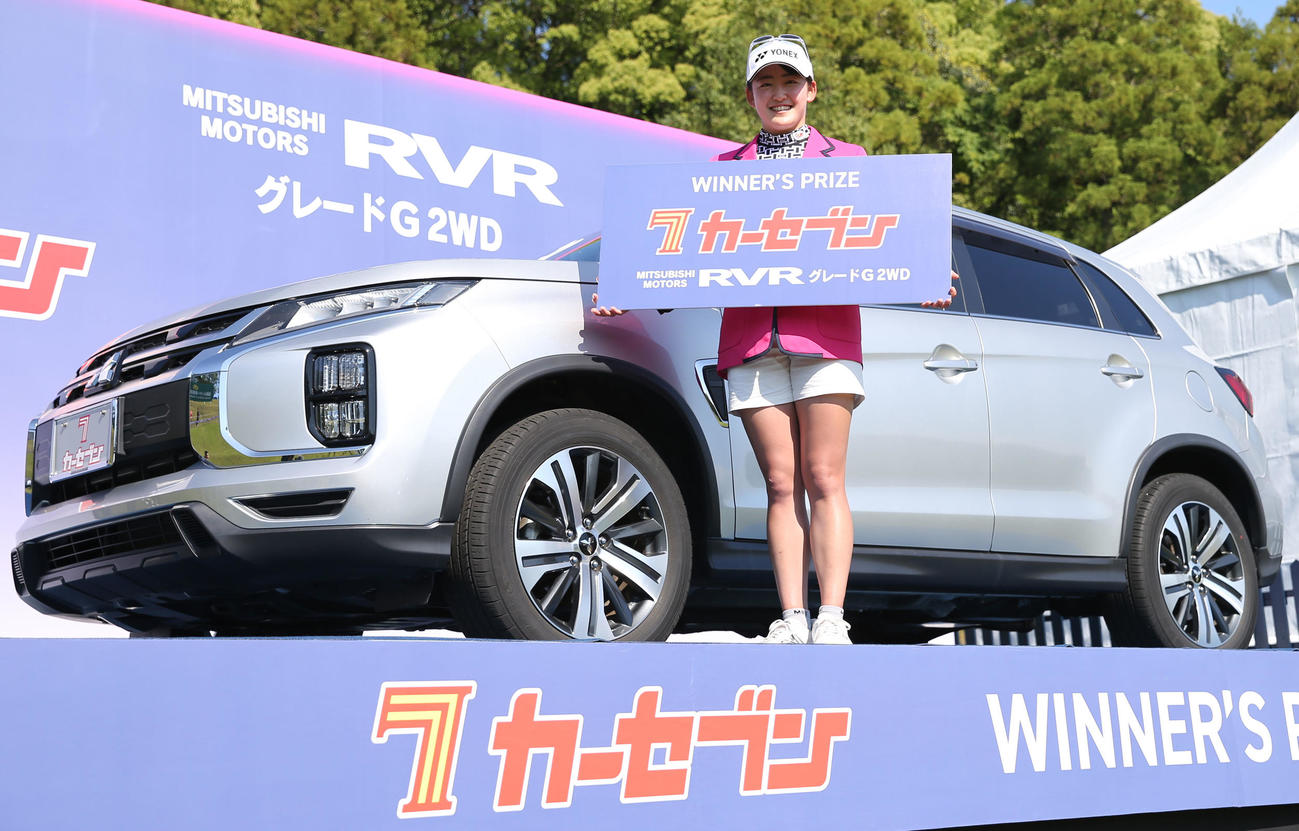 最終日　優勝した岩井千は副賞の車を受け取る（撮影・冨田成美）
