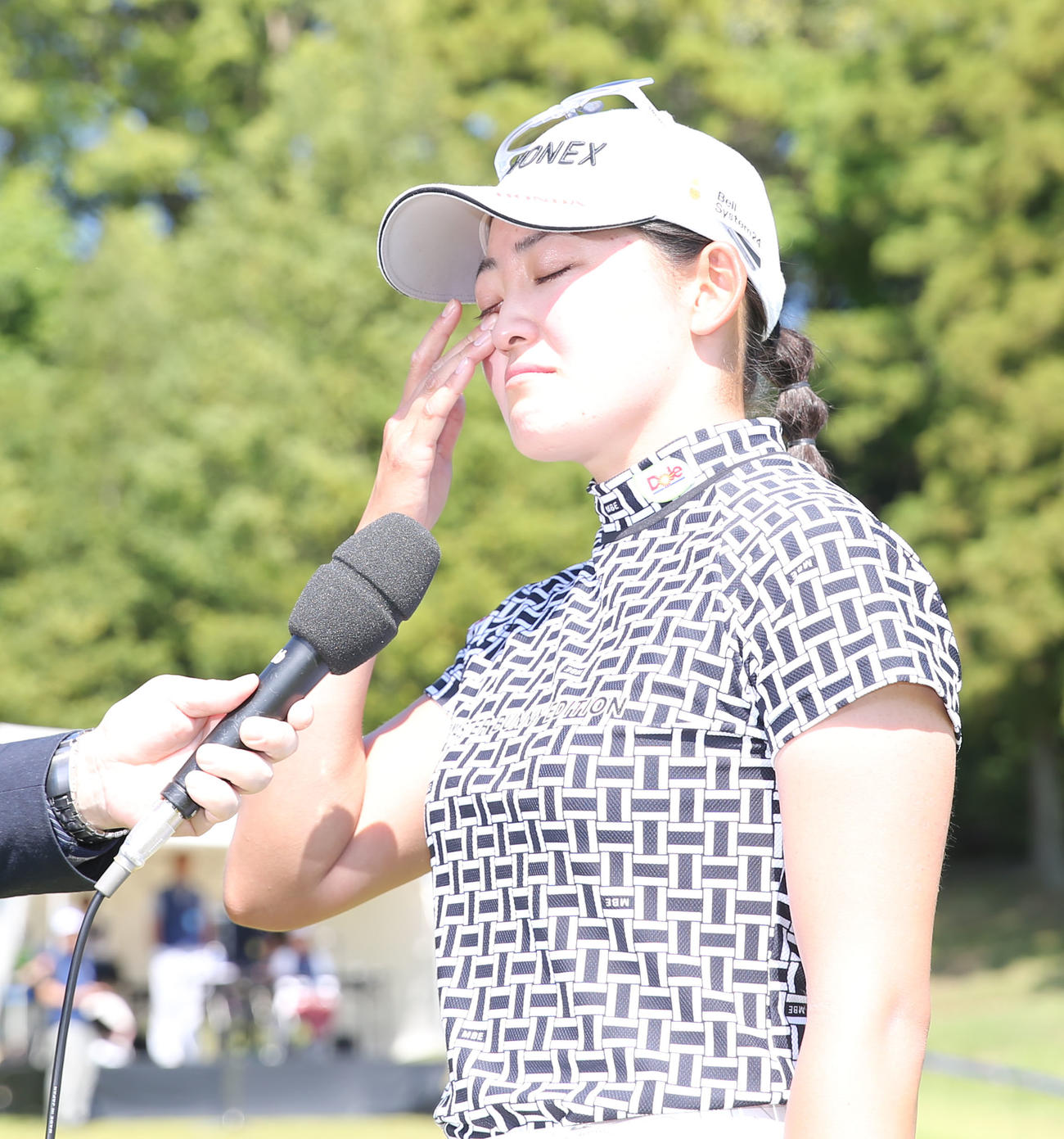 最終日　優勝インタビューで涙をぬぐう岩井千（撮影・冨田成美）