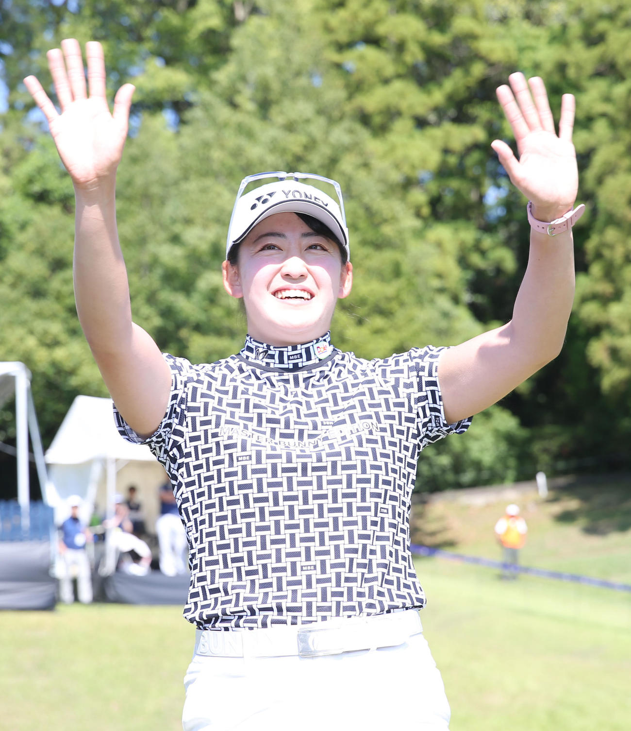 最終日　優勝インタビューでギャラリーの声援に応える岩井千（撮影・冨田成美）