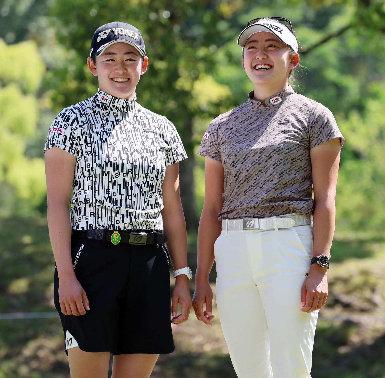 練習日　2番ティーグラウンド上で先週優勝の岩井千怜（右）と双子の明愛（左）姉妹は笑顔を見せる（撮影・加藤哉）