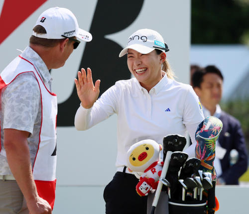 10番、プロアマ戦に出場しキャディーと談笑する渋野日向子（撮影・加藤哉）