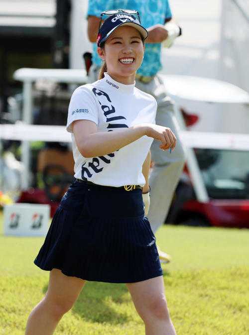 10番、プロアマ戦に出場し笑顔を見せる西村優菜（撮影・加藤哉）