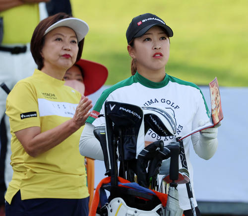 プロアマ戦に小林浩美会長（左）と出場した西郷真央（撮影・加藤哉）