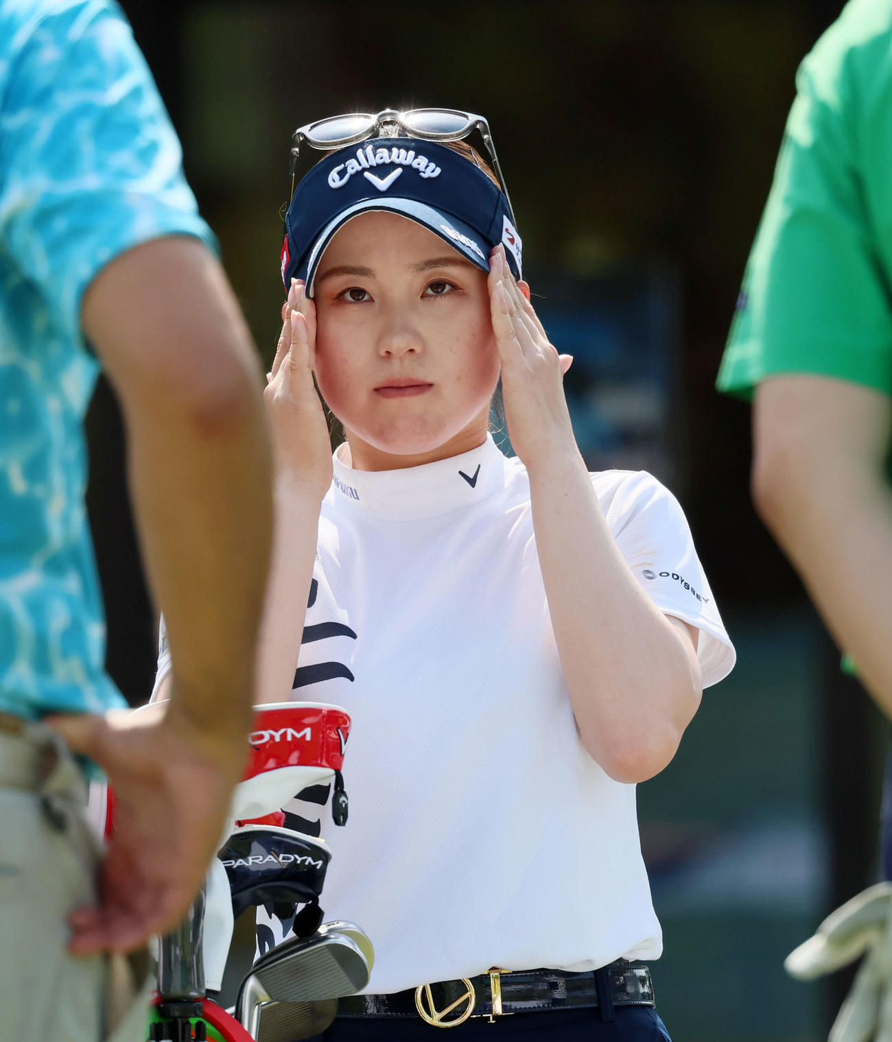 プロアマ戦　10番、サンバイザーのツバを丸める西村優菜（撮影・加藤哉）