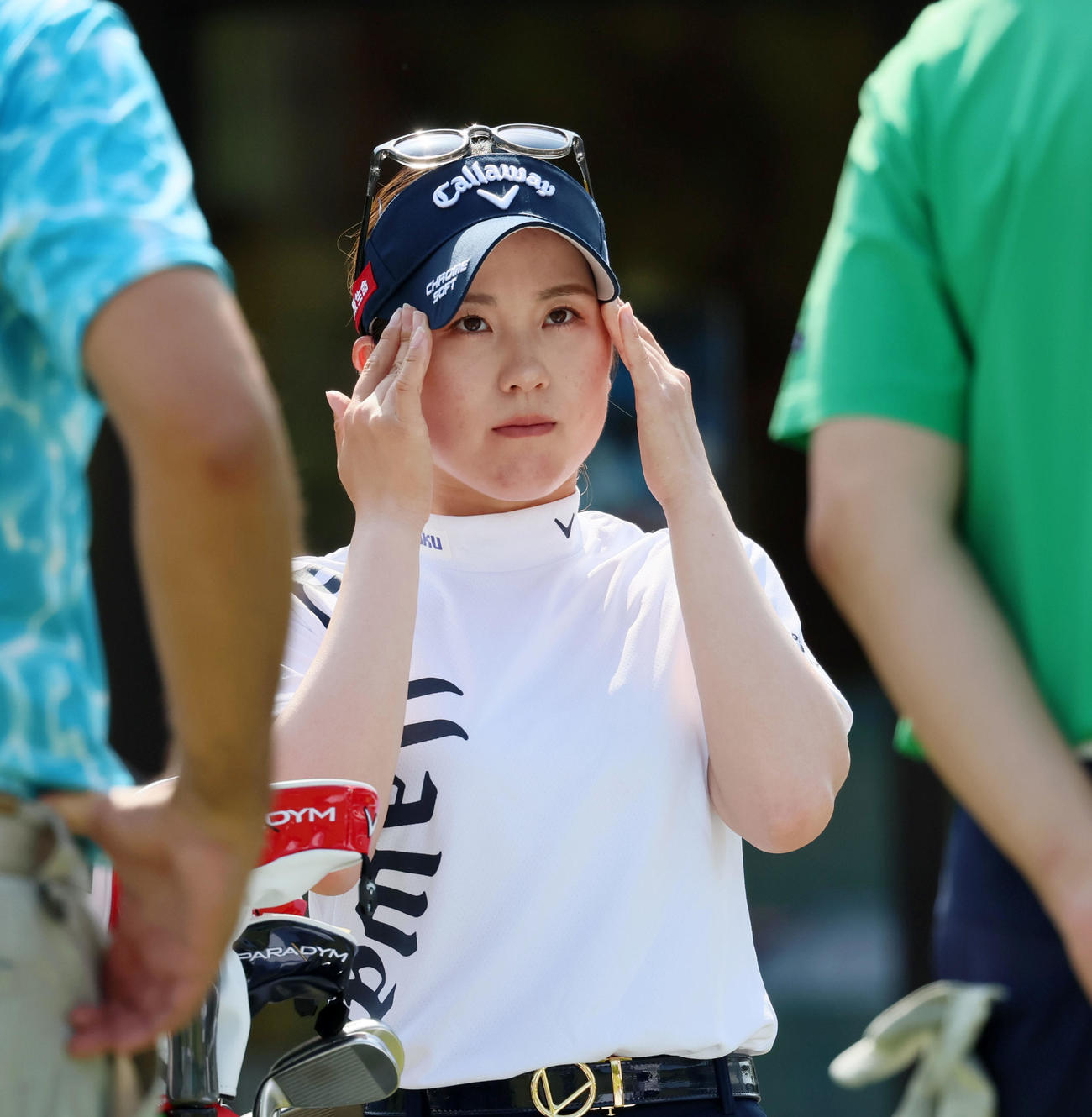 プロアマ戦　10番、サンバイザーのツバを丸める西村優菜（撮影・加藤哉）