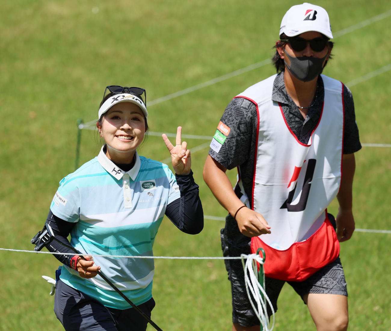 プロアマ戦　9番、ホールアウトしカメラに向かってピースサインを見せる青木瀬令奈（撮影・加藤哉）