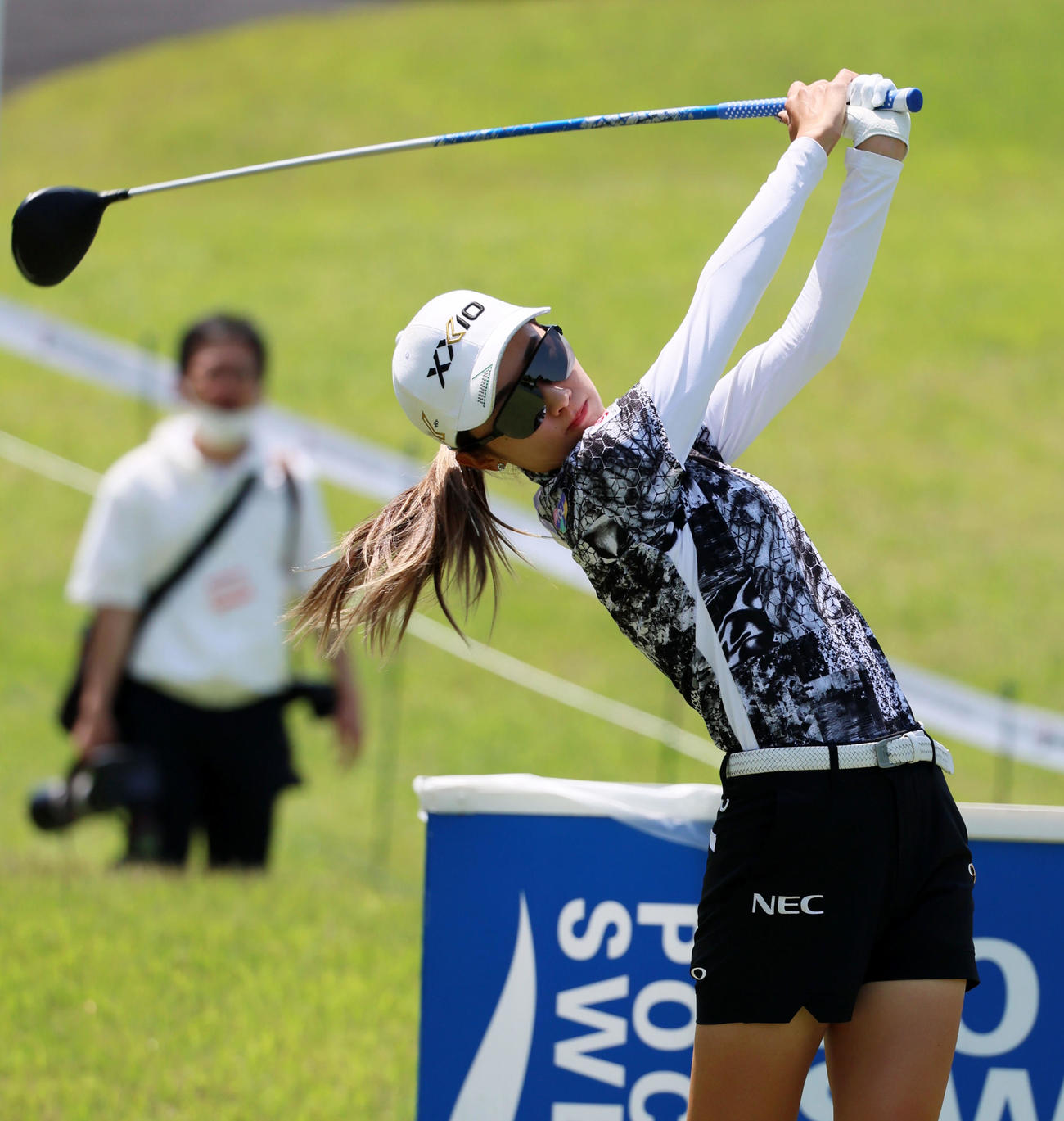 プロアマ戦　1番、ティーショットを放つ安田祐香（撮影・加藤哉）