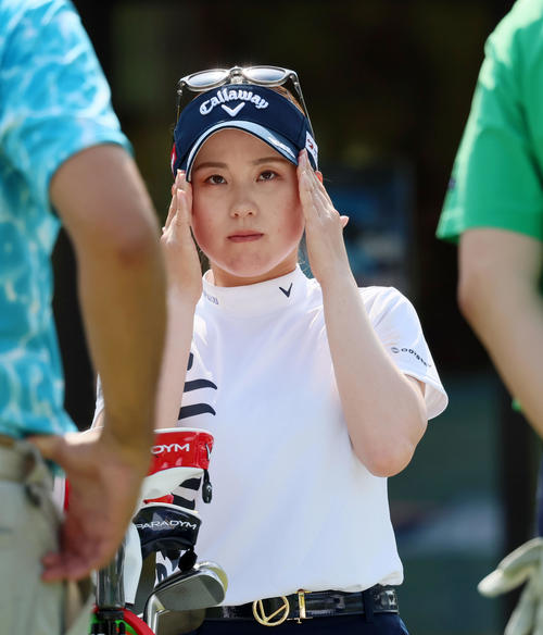 プロアマ戦　10番、サンバイザーのツバを丸める西村優菜（撮影・加藤哉）