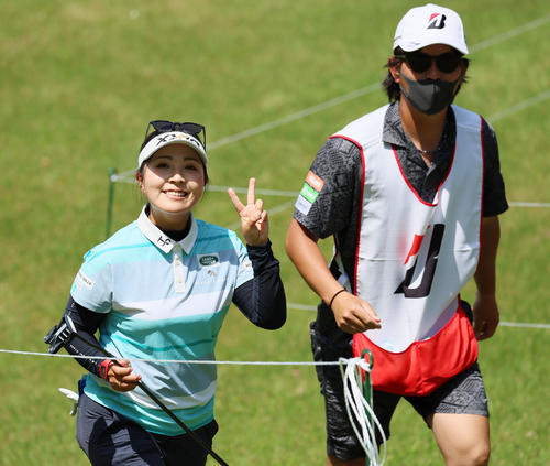 プロアマ戦　9番、ホールアウトしカメラに向かってピースサインを見せる青木瀬令奈（撮影・加藤哉）