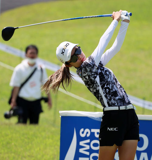 プロアマ戦　1番、ティーショットを放つ安田祐香（撮影・加藤哉）