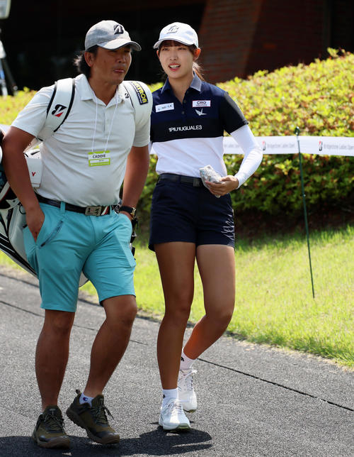 明るい表情で練習場へ向かう馬場咲希（撮影・加藤哉）