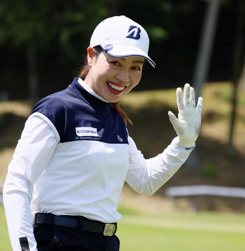 プロアマ戦　1番、ティーショットを打ち終え笑顔で手を振る西山ゆかり（撮影・加藤哉）