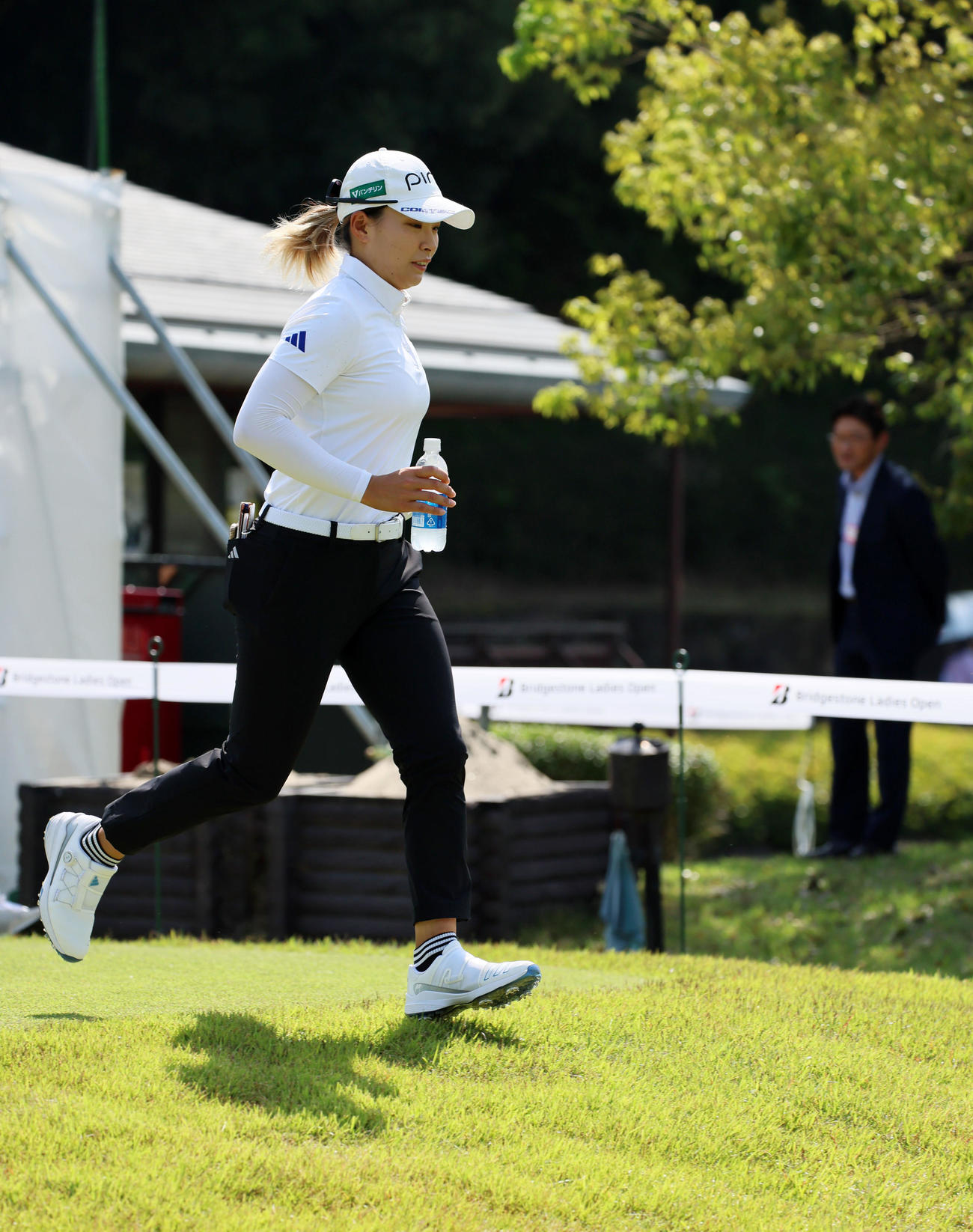 10番、プロアマ戦に出場しティーショットを打ち終えフェアウェイへ走り出す渋野日向子（撮影・加藤哉）