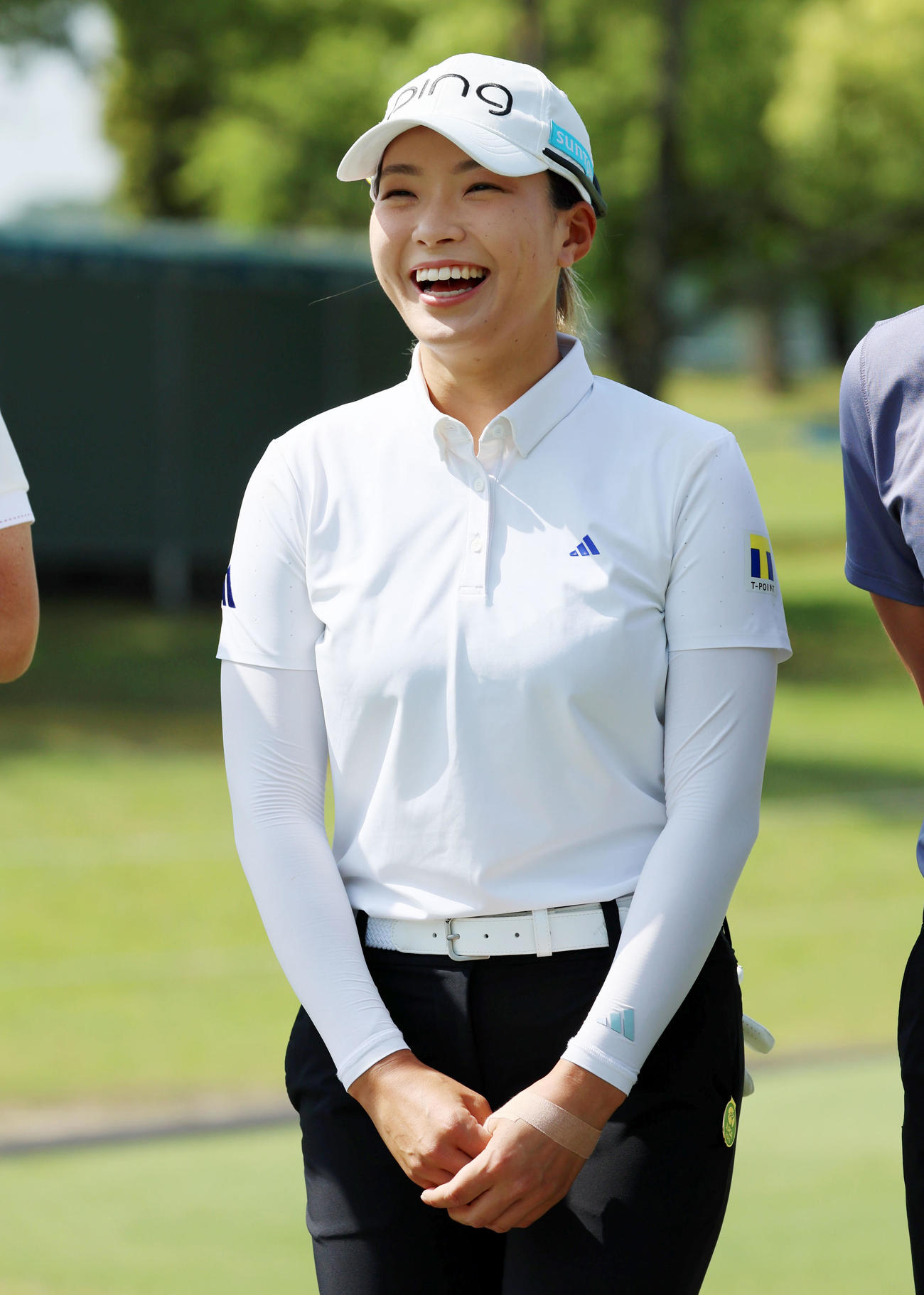 プロアマ戦　10番、明るい笑顔で記念写真に納まる渋野日向子（撮影・加藤哉）