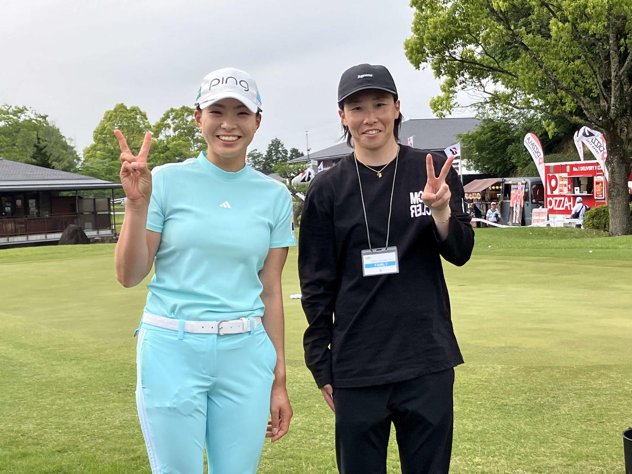 撮影に応じた渋野日向子と山田恵里さん（右）