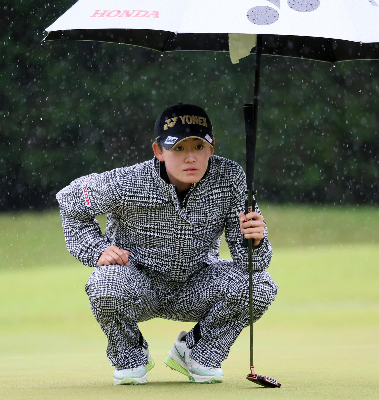 6番、グリーンのラインを確認する岩井明（撮影・加藤哉）