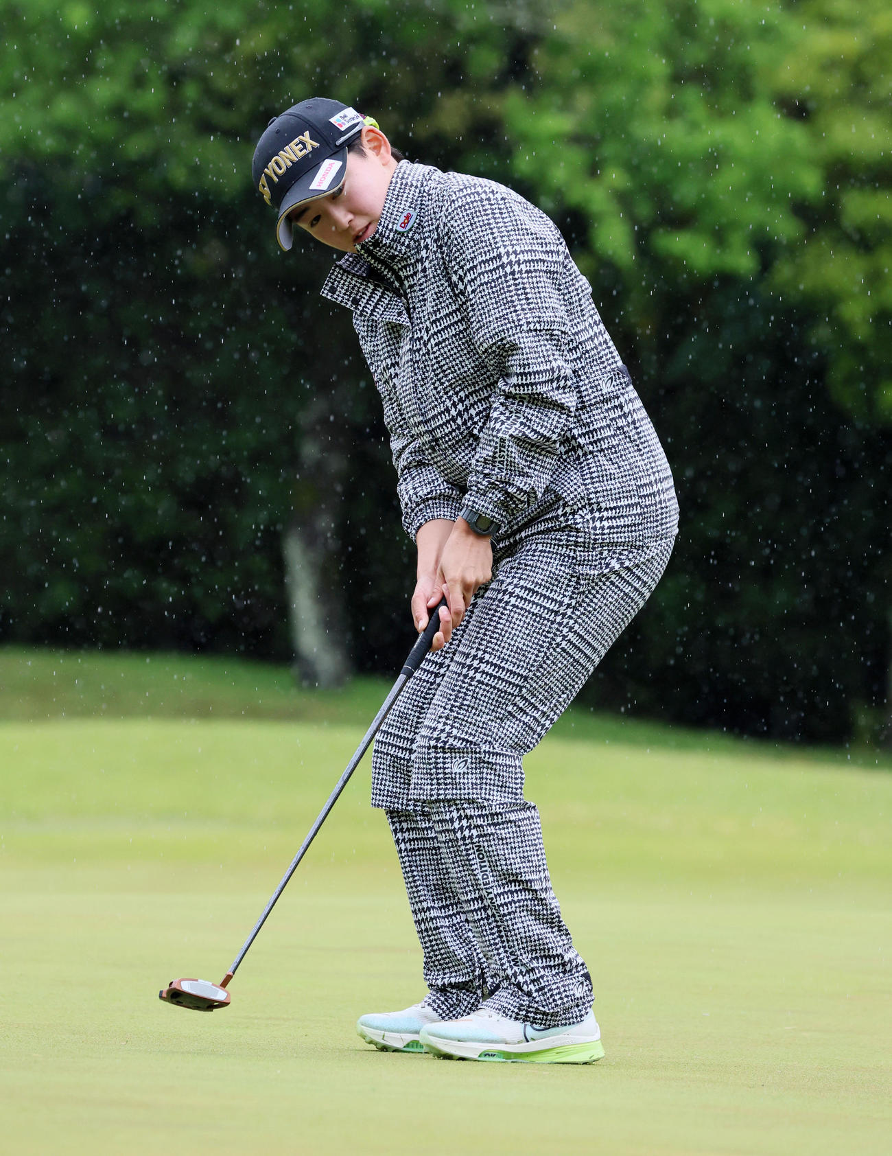 6番、バーディーパットを決める岩井明（撮影・加藤哉）