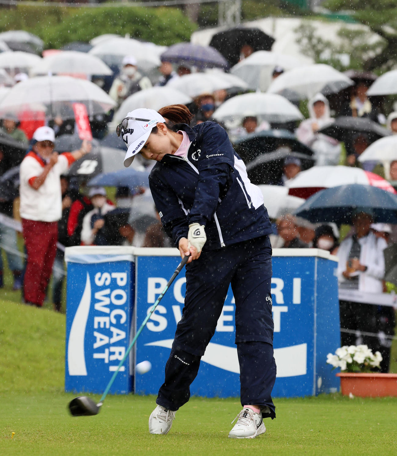1番、ティーショットを放つ西村優菜（撮影・加藤哉）