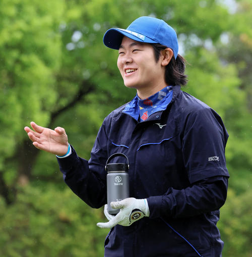 11番、ティーショットを打ち終え笑顔を見せて歩き出す川岸史果（撮影・加藤哉）