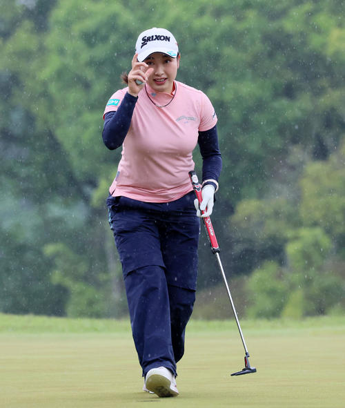 18番、バーディーパットを決めた小祝さくら（撮影・加藤哉）