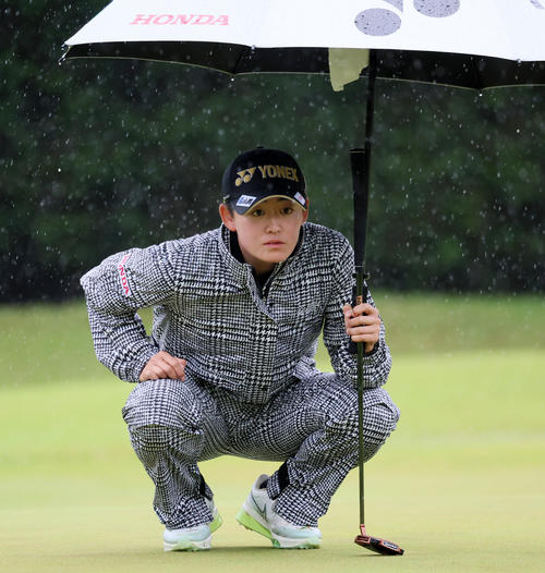 6番、グリーンのラインを確認する岩井明（撮影・加藤哉）