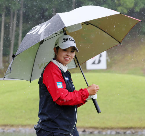 1番、ティーショットを打ち終え笑顔で歩き出す山下美夢有（撮影・加藤哉）