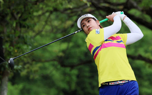 11番、ティーショットを放つ浜田茉優（撮影・加藤哉）
