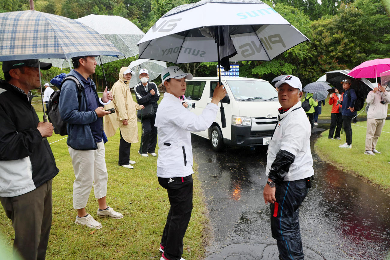 8番を終えたところで降雨中断となりクラブハウスへ引き揚げる渋野日向子（撮影・加藤哉）