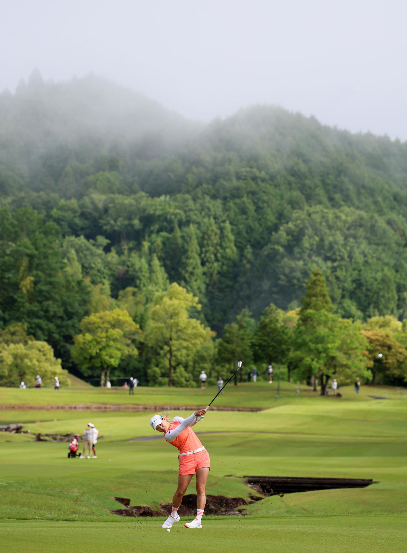 9番、前日の雨で山に霧が残る中、3打目を打つ渋野日向子（撮影・加藤哉）