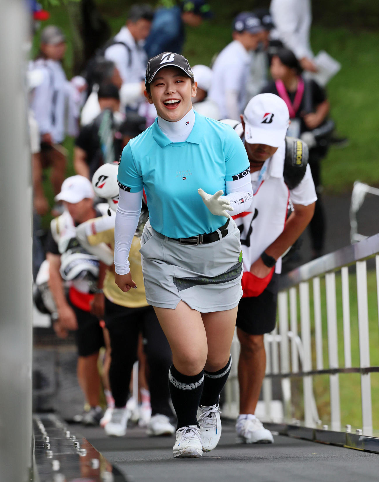 9番を終え笑顔で10番ティーグラウンドへ移動する吉田優利（撮影・加藤哉）