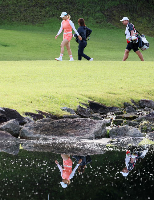前日サスペンデッドとなり予選残りホールを戦うため9番ティーグラウンドへ向かう渋野日向子（撮影・加藤哉）
