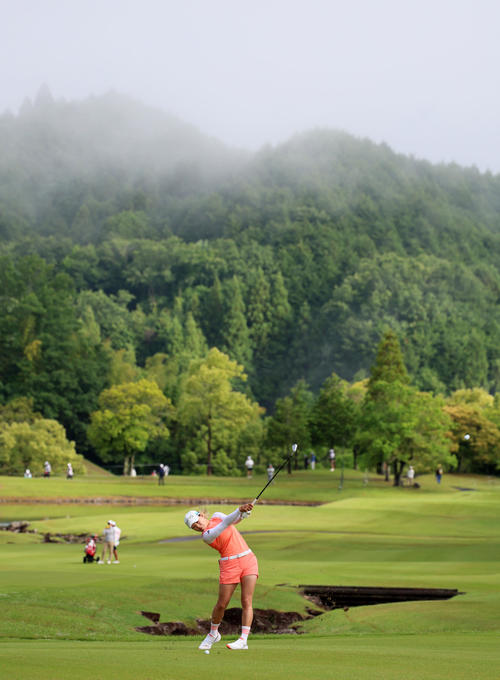 9番、前日の雨で山に霧が残る中、3打目を打つ渋野日向子（撮影・加藤哉）