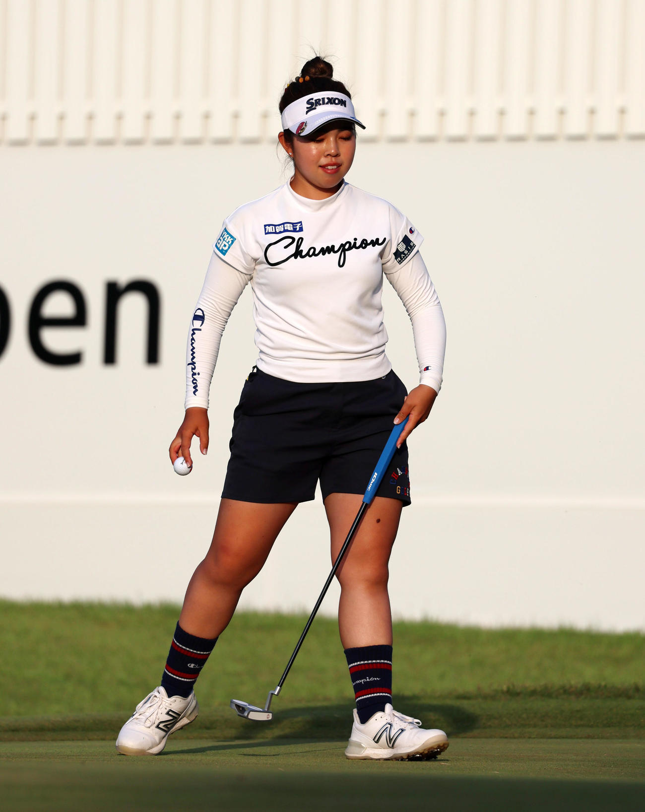18番、バーディーパットで締め12アンダーで3日目を終えた山下美夢有（撮影・加藤哉）