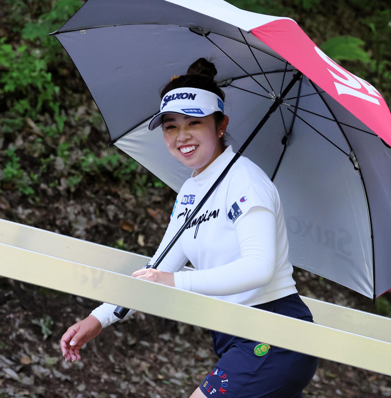 8番ティーグラウンドへ笑顔を見せて移動する山下美夢有（撮影・加藤哉）