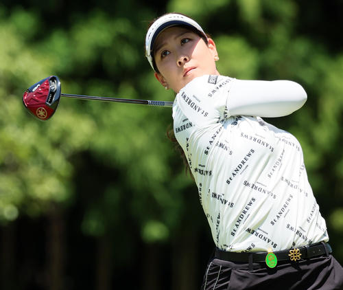 3番、ティーショットを放つ福田真未（撮影・加藤哉）