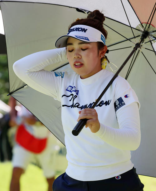 7番、ティーショットを打ち終え氷のうをクビに当てる山下美夢有（撮影・加藤哉）