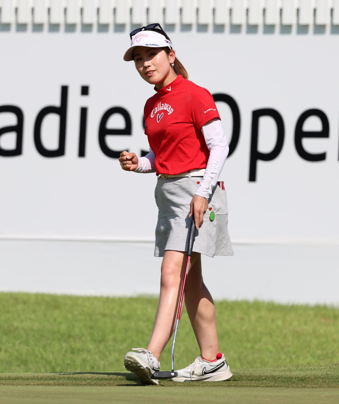 18番、バーディーパットを決めガッツポーズを見せる西村優菜（撮影・加藤哉）