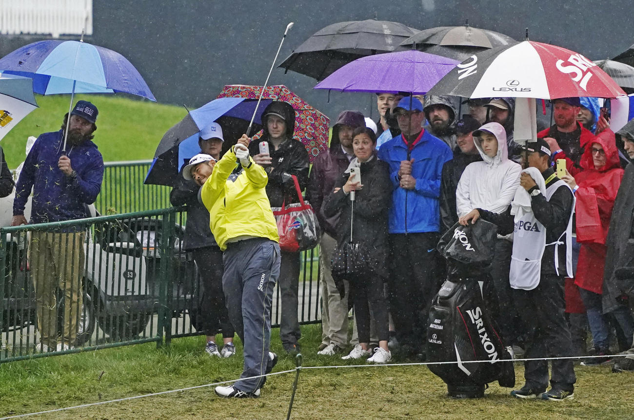 第3ラウンド、9番で第2打を放つ松山英樹（左）。通算3オーバー＝オークヒルCC（共同）