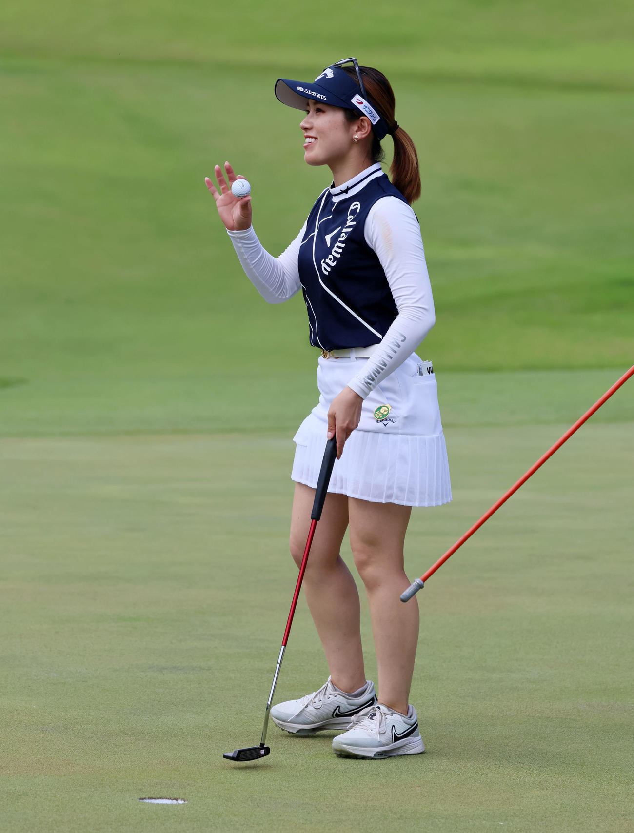 6番、バーディーパットを決め笑顔を見せる西村優菜（撮影・加藤哉）