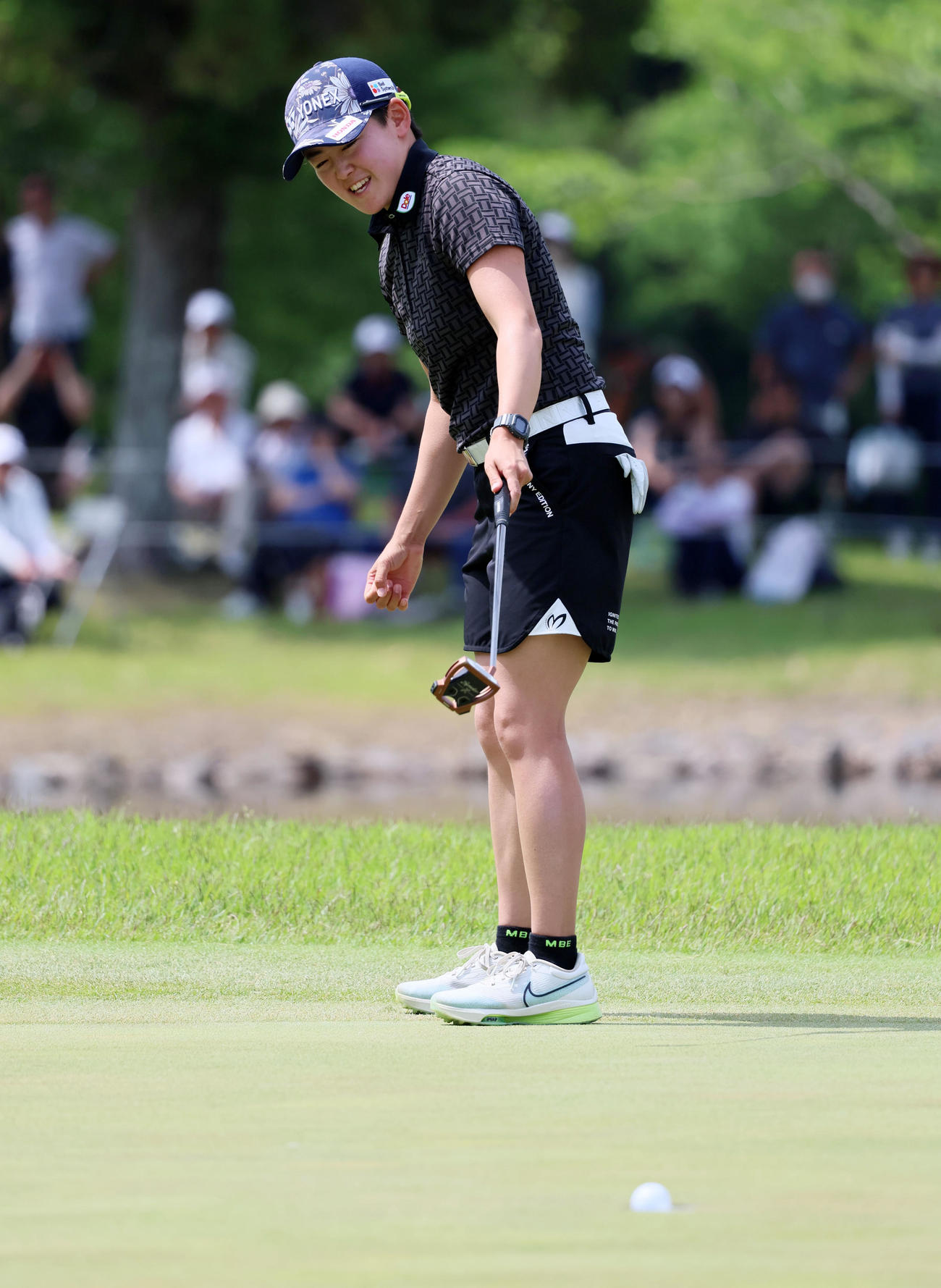 18番、バーディーパットを決めた岩井明（撮影・加藤哉）